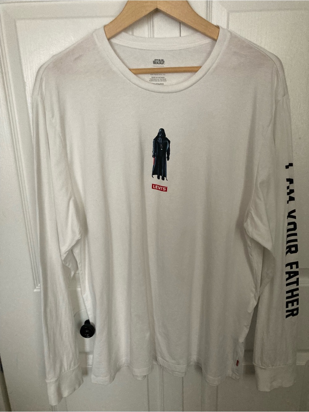 Don’t forget Father’s Day🧔🏻‍♂️!
Levi's White Long-Sleeve Star Wars Graphic Tee